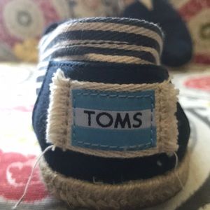 Toms Brand New! Discontinued Bl/Wh sliders 6.5